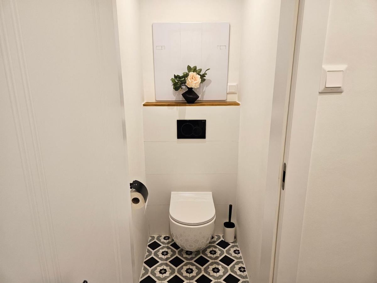 Design Apt In Old Town-Free Parking-Balcony ブラチスラヴァ エクステリア 写真