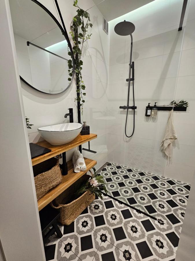 Design Apt In Old Town-Free Parking-Balcony ブラチスラヴァ エクステリア 写真